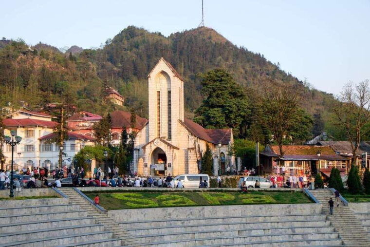 from-hanoi-2-day-sapa-tour-by-limousine-van-and-hotel