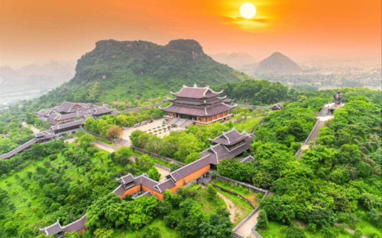 from-hanoi-bai-dinh-trang-an-and-mua-cave-day-tour