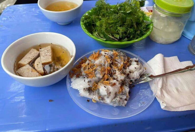 from-hanoi-street-food-walking-tour-with-train-street-bar