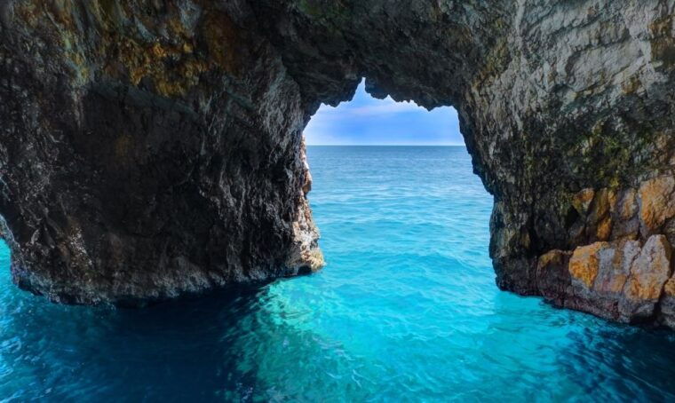 from-kefalonia-blue-cave-boat-cruise-shipwreck-photo-stop