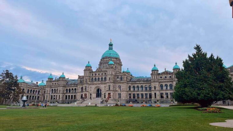 from-vancouver-victoria-highlights-car-tour