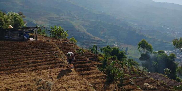 from-yogyakarta-the-beauty-of-dieng-guided-day-tour