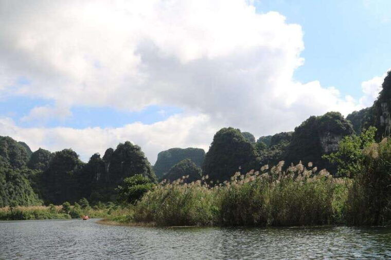 group-tour-hoa-lu-trang-an-boat-trip-mua-cave