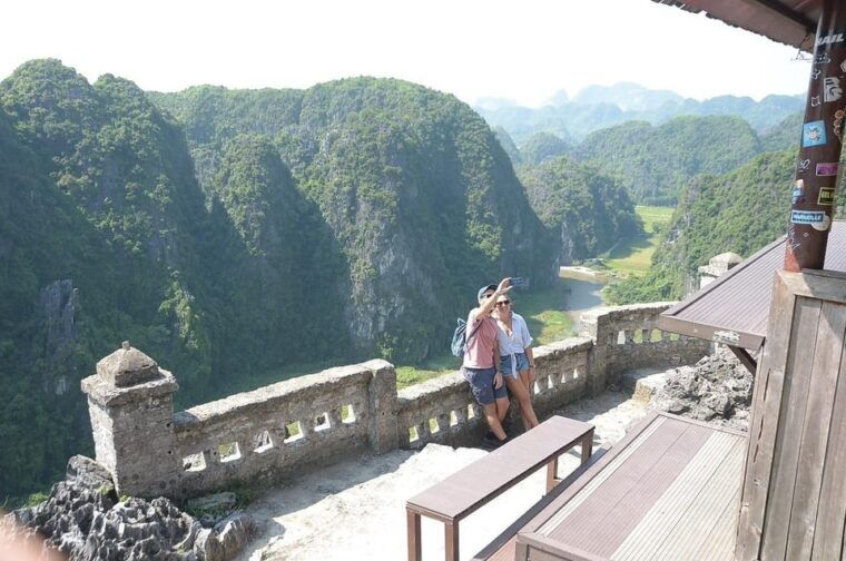 ha-noi-hoa-lu-trang-an-day-trip-to-mua-cave-by-limousine