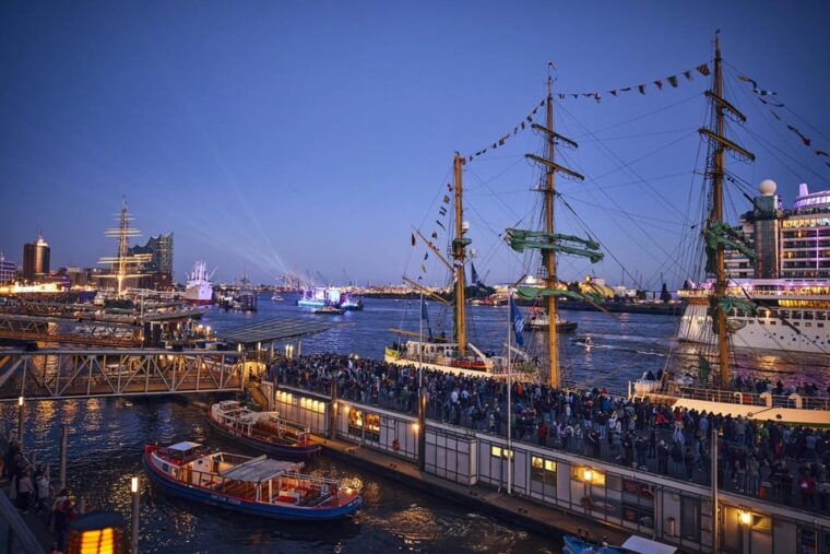 hamburg-light-firework-show-port-aniversary-from-boat