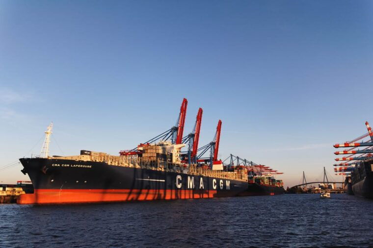 hamburg-party-harbor-cruise-with-olivia-jones
