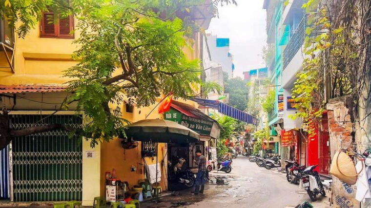 hanoi-guided-food-tour-with-train-street-visit