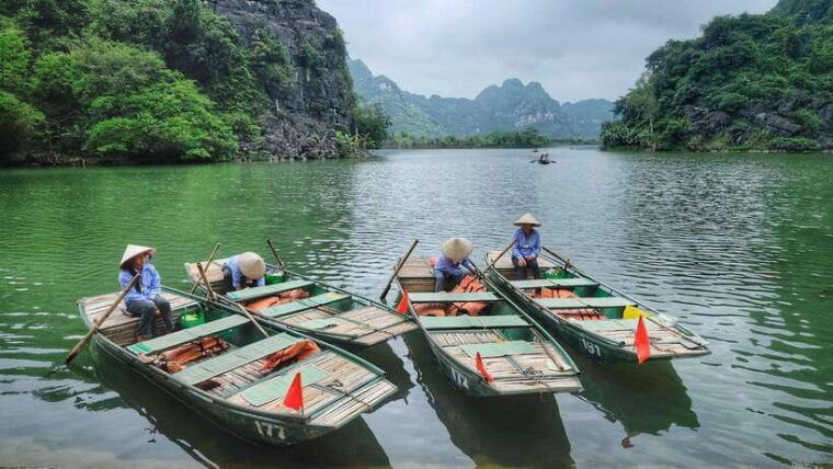 hanoi-to-ninh-binh-private-tour-hoa-lu-trang-an-mua-caves