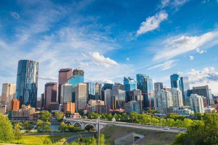 heartwarming-walking-tour-in-calgary-for-those-in-love