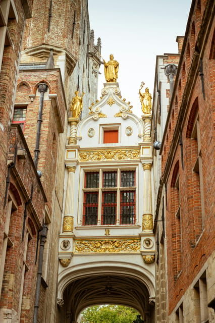 historical-walk-in-bruges-with-local-guide-praline-included