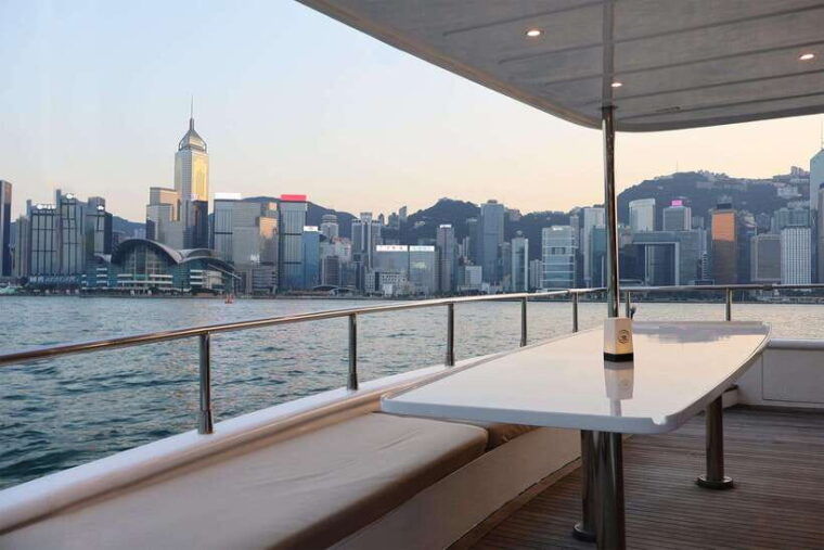 hk-victoria-harbor-tour-symphony-of-lights-free-drinks