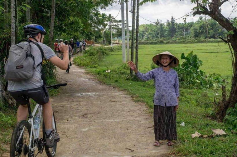 hoi-an-countryside-bicycle-tour-with-farm-basket-boat-ride
