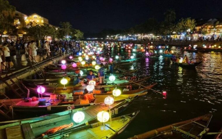 hoi-an-hoai-river-boat-trip-by-night-and-floating-lantern-2