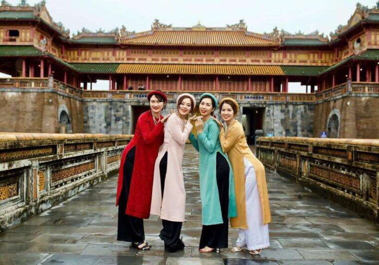 hue-imperial-city-royal-tombs-pagoda-trip-by-private-car