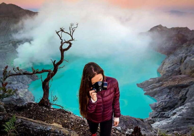 ijen-crater-blue-flame-sunrise-and-sulfur-miners-trek