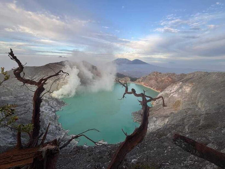 ijen-crater-midnight-adventure