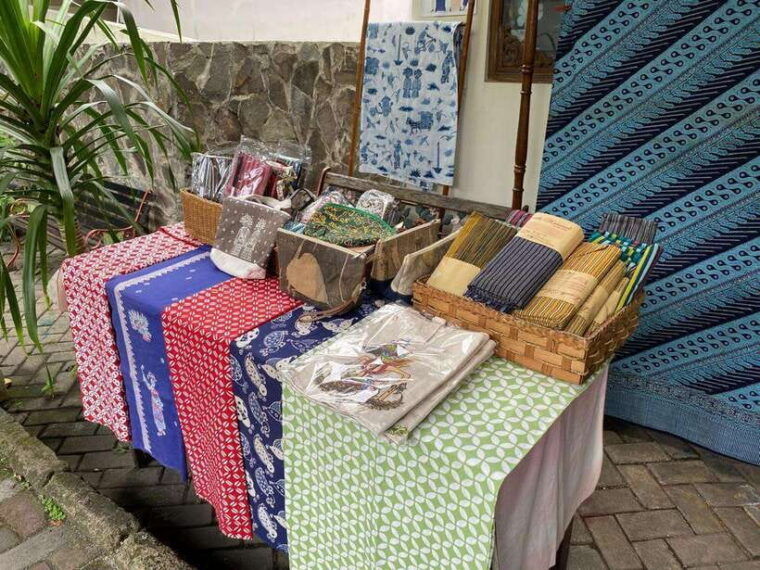 jakarta-landmark-tour-with-batik-workshop