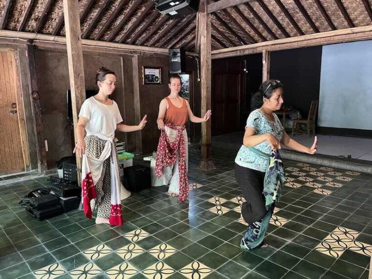 javanese-dance-workshop-with-kraton-palace-dancer