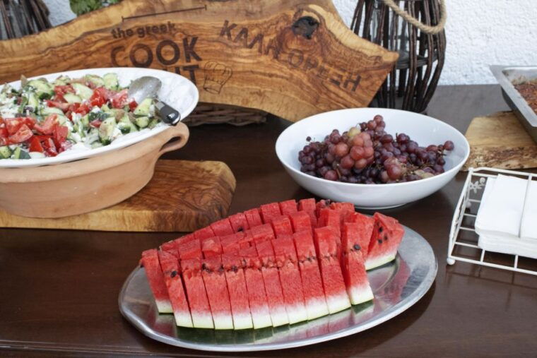 kissamos-greek-night-with-buffet-dinner-and-plate-smashing