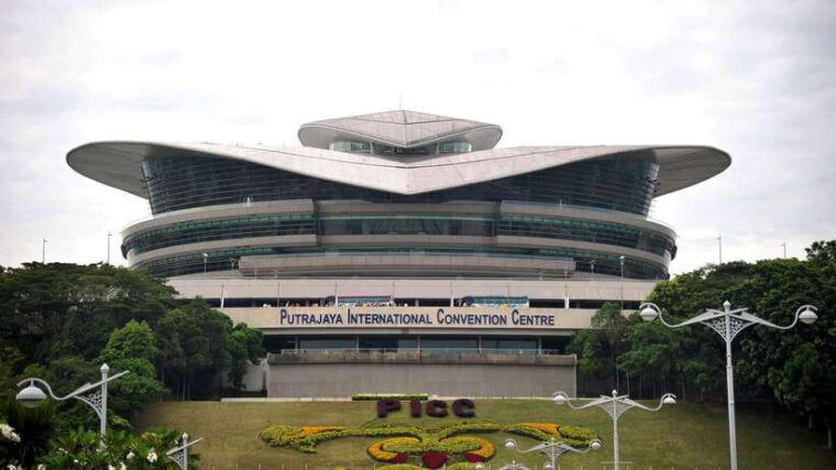 kuala-lumpur-putrajaya-tour-with-traditional-boat-cruise