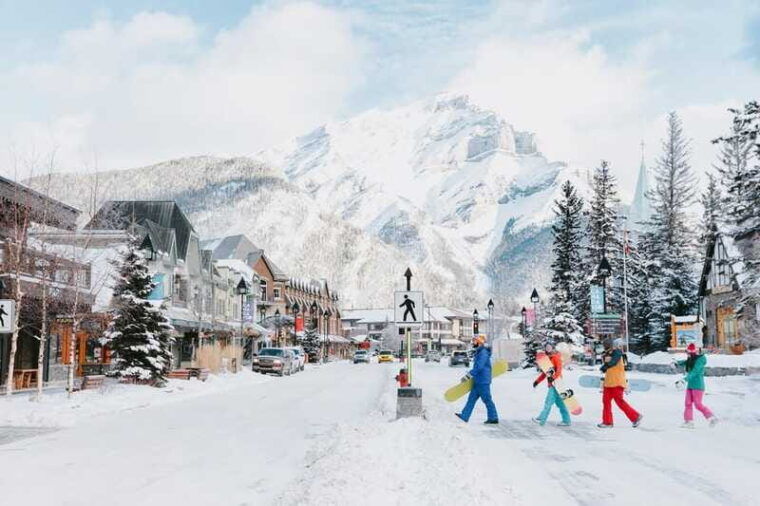 lake-louise-johnston-canyon-lake-minnewanka-banff-town