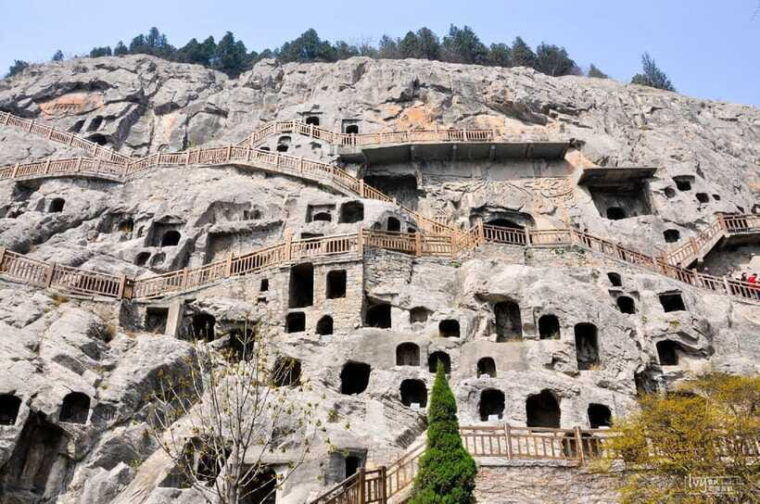 louyang-day-tour-from-xian-longmen-grottoes-shaolin-temple