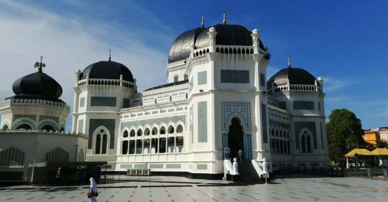 medan-private-car-driver-for-medan-excursions