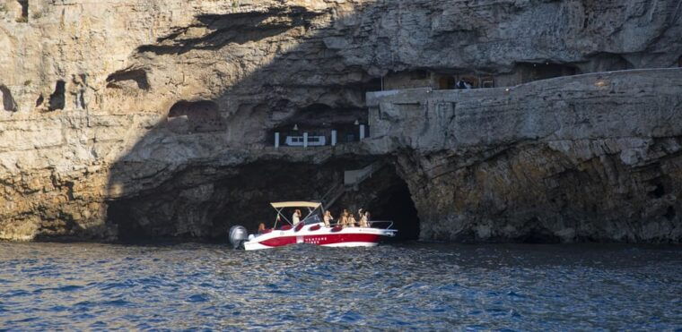 monopoli-private-boat-tour-with-aperitif-and-champagne