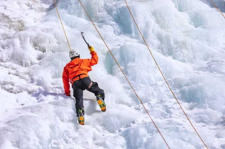 mont-tremblant-ice-climbing-initiation