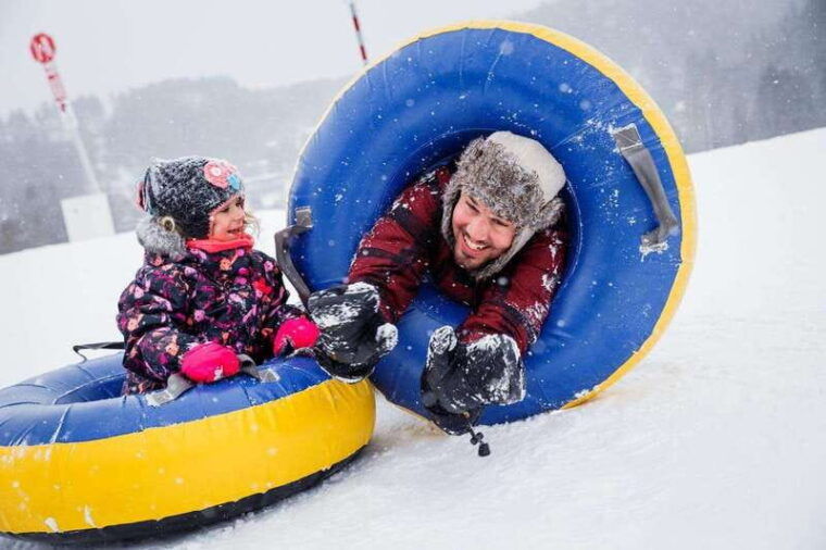 mont-tremblant-snow-tubing-with-a-mechanical-lift