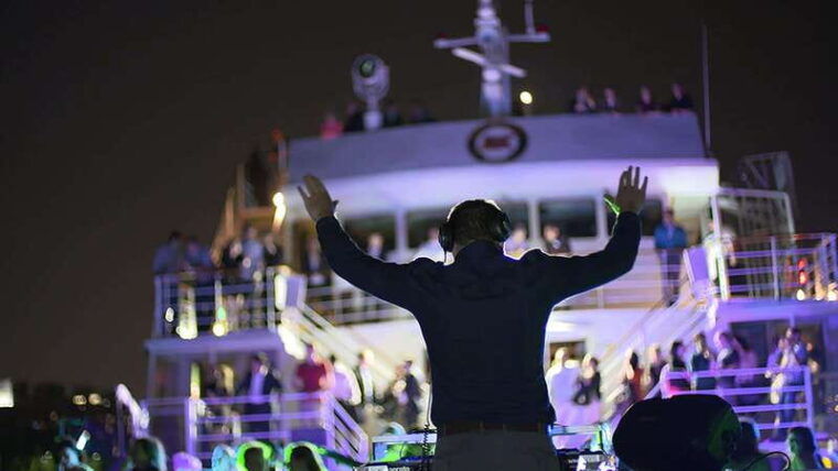 montreal-evening-cruise-with-dj-and-dance-floor