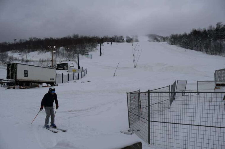 montreal-guided-skiing-or-snowboarding-in-quebec-forests