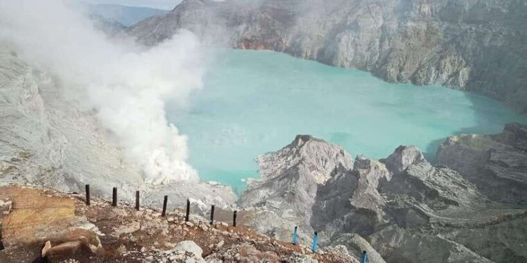 mount-ijen-volcanic-crater-overnight-trip-from-bali