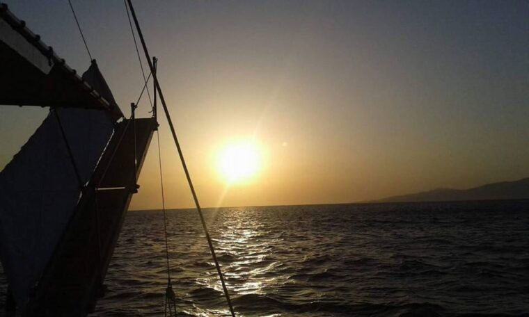mykonos-sunset-boat-trip-with-snacks-and-drinks