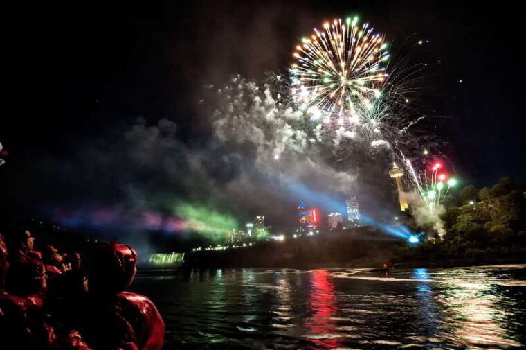 niagara-falls-canada-evening-fireworks-cruise