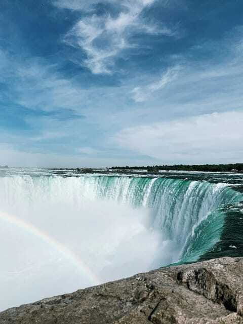niagara-falls-guided-bus-tour-w-boat-behind-falls-tower