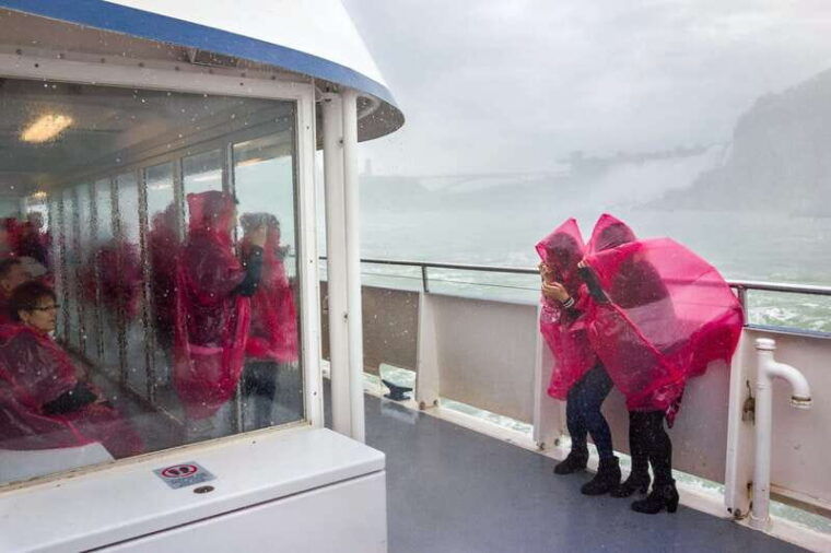 niagara-falls-guided-falls-tour-with-dinner-and-fireworks-2
