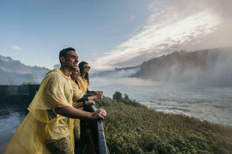 niagara-falls-tour-from-toronto-with-boat-behind-the-falls