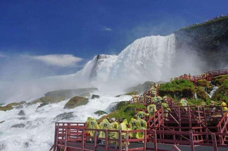 niagara-falls-usa-canada-tour-with-boat-cruise-and-lunch-2