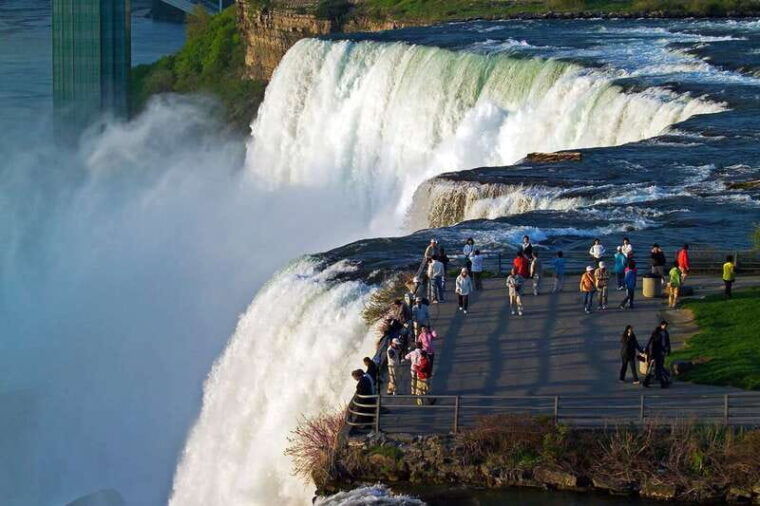 niagara-falls-usa-illumination-tour-with-maid-of-the-mist
