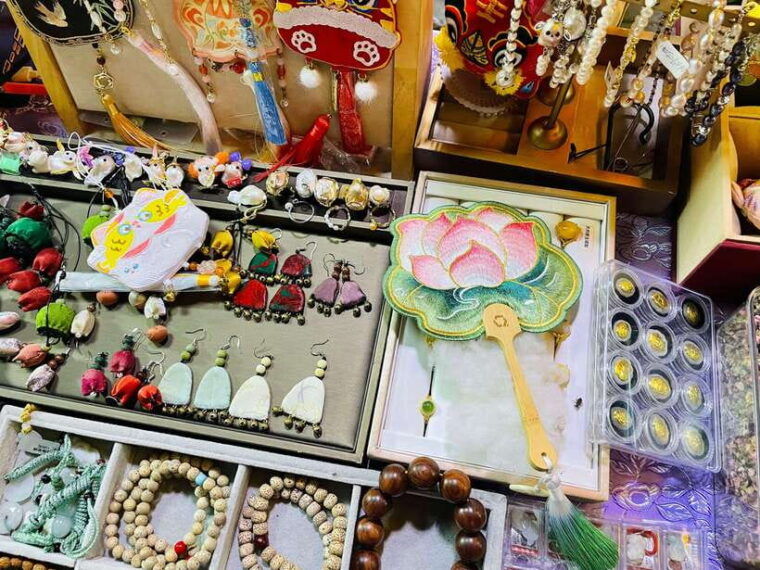 night-market-haggling-adventure-with-an-english-guide
