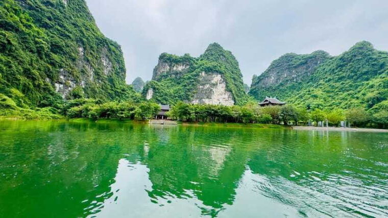 ninh-binh-travel-to-hoa-lu-trang-an-with-small-group-tour