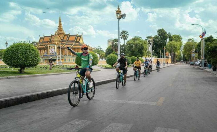 phnom-penh-bike-boat-guided-tour-included-snacks-beers