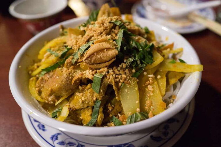 phnom-penh-evening-food-tour-with-drinks-tuk-tuk-included
