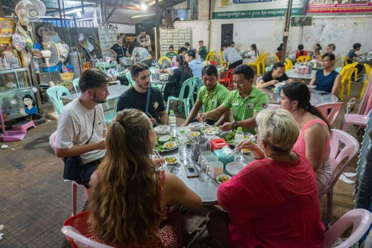 phnom-penh-morning-foodie-market-tour-by-vespa