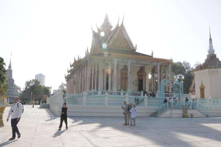 phnom-penh-tour-with-english-tuk-tuk-driver