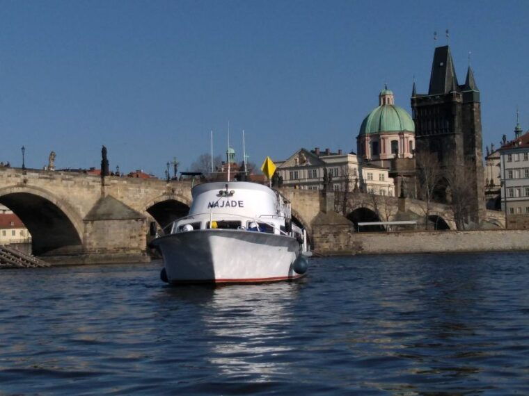 prague-vltava-river-private-boat-party-with-drinks