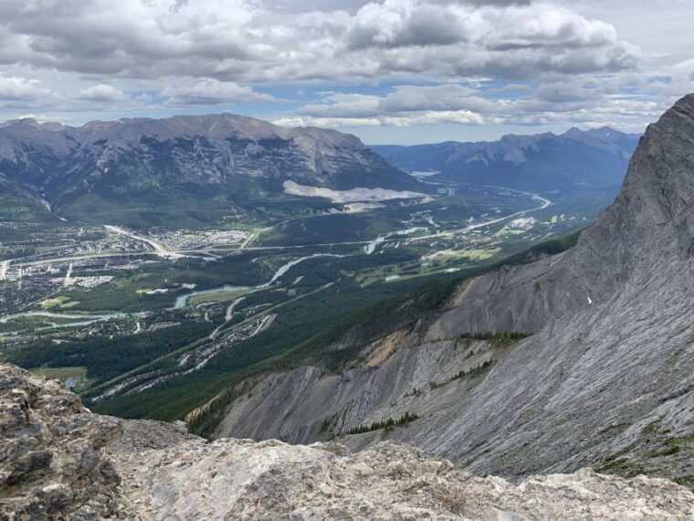 private-bear-country-hiking-tour-4h-adventure