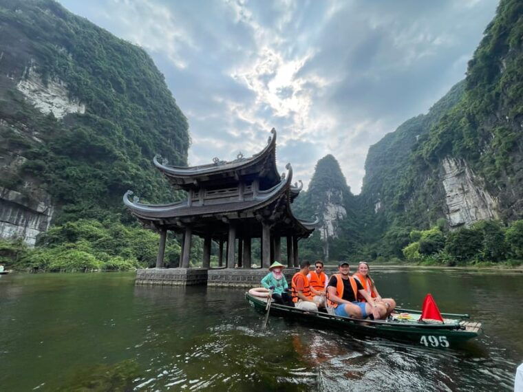 private-day-tour-thien-ha-cave-local-family-trang-an