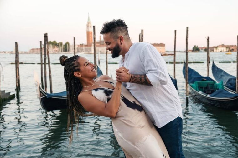 private-photoshoot-of-your-gondola-ride-in-venice